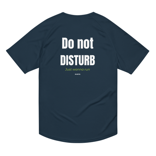 Camiseta running azul marino para correr con frase “Do Not Disturb”. Diseño técnico y motivacional para runners centrados en su entrenamiento.