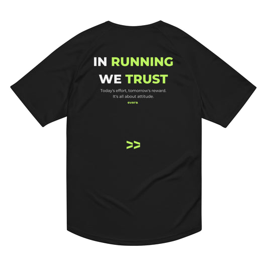 Camiseta running Evera con inscripción "In running we trust". Camiseta para correr técnica.
