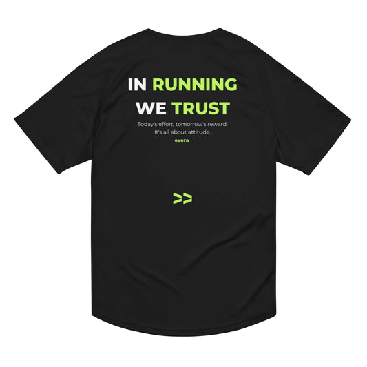 Camiseta running Evera con inscripción "In running we trust". Camiseta para correr técnica.