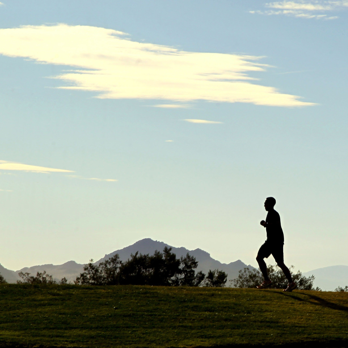 Hombre haciendo trail running con camiseta deportiva.