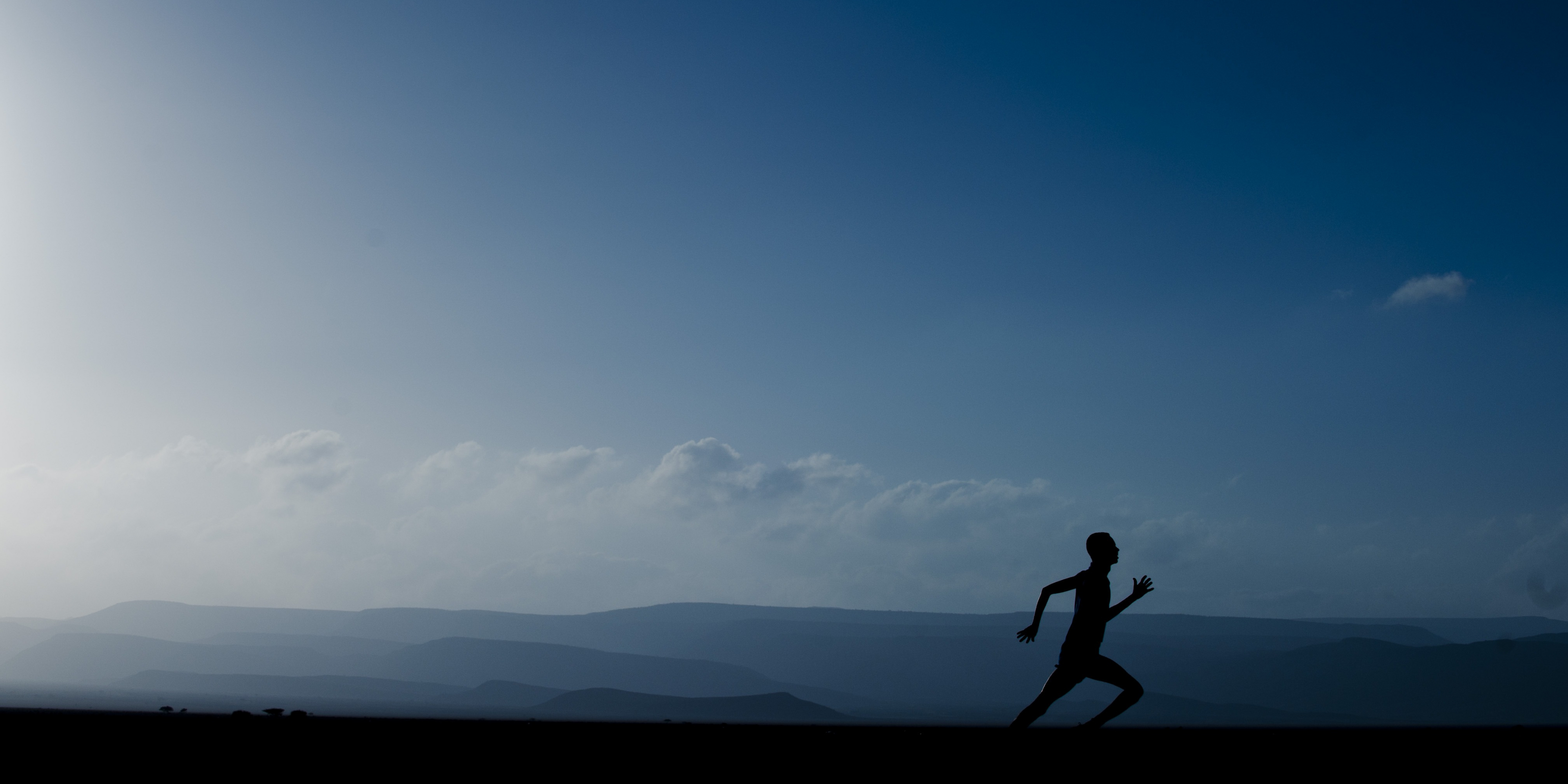Hombre haciendo running con ropa deportiva.