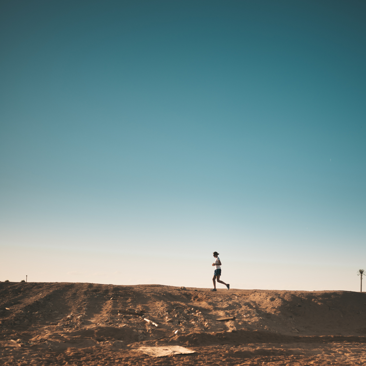 Mujer haciendo running con ropa deportiva técnica.