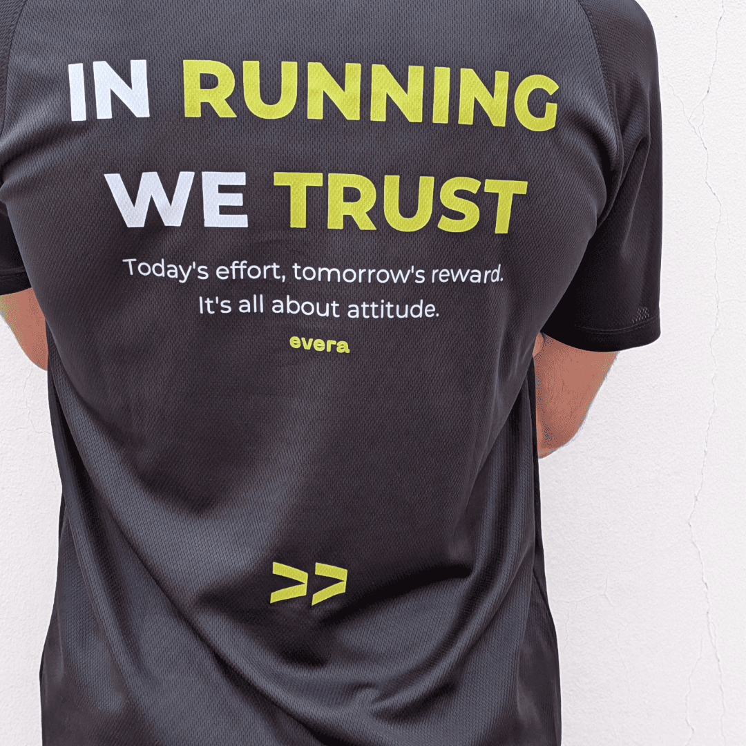 Camiseta running negra para hombre "In running we trust". Camiseta técnica para correr. Evera Running