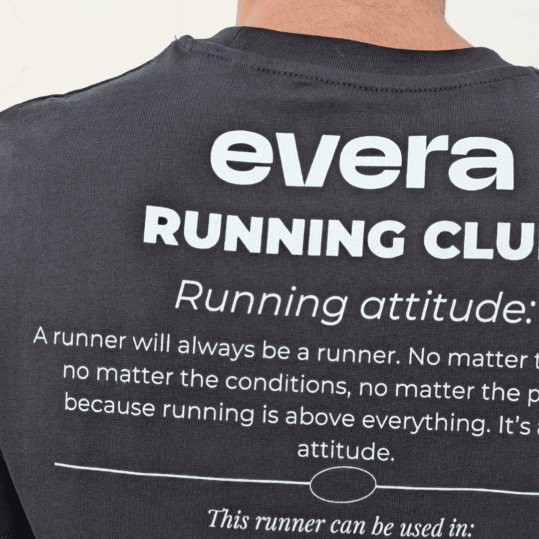 Camiseta de lifestyle para hombre de color negro de Evera Running Club, Running Attitude. Camiseta lifestyle para runners.