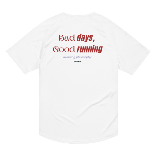 Camiseta técnica blanca con frase motivadora “Bad Days, Good Running”. Diseño minimalista para corredores que encuentran en el running su refugio.