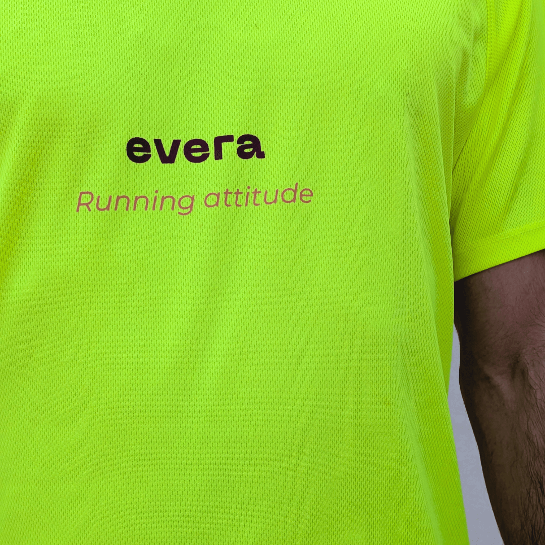 Camiseta para correr amarilla "Hotter-Faster". Camiseta técnica de running.