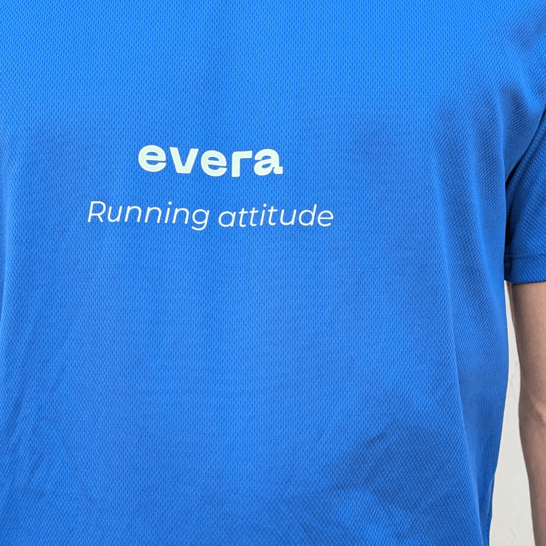 Camiseta para correr azul "Getting hot". Camiseta técnica deportiva de running.