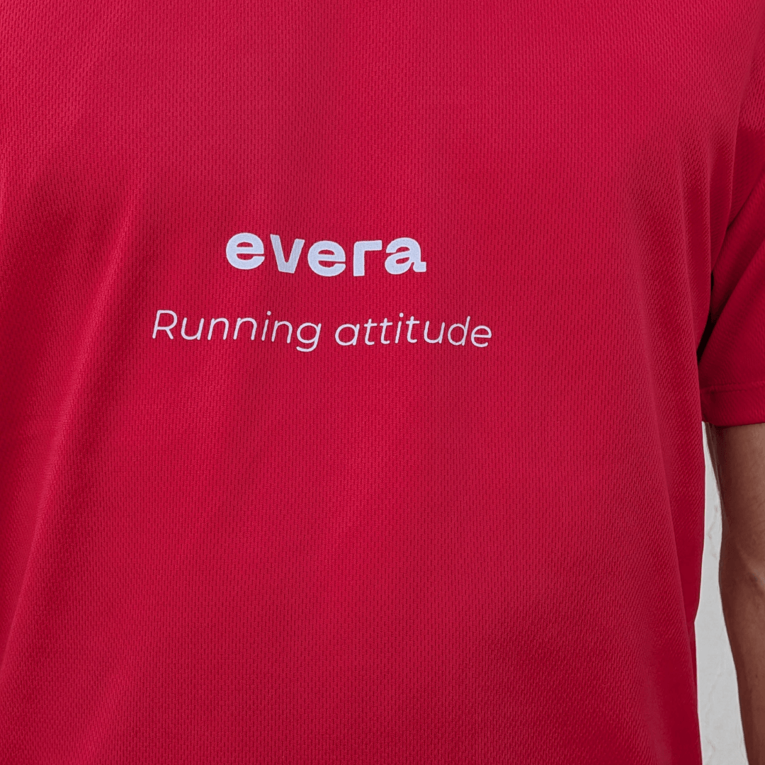 Camiseta trail running roja "Not lost, just exploring". Camiseta técnica trail running.