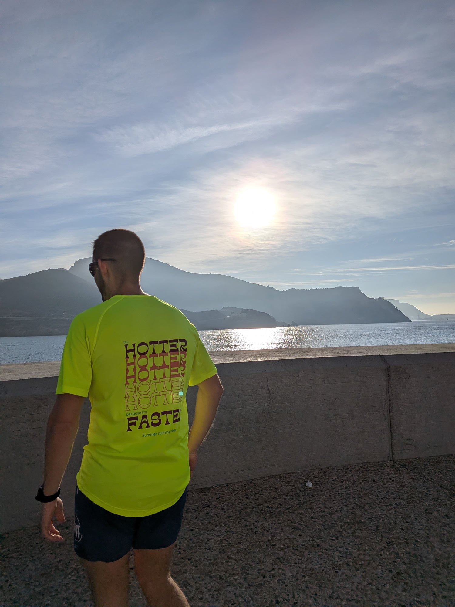 Camiseta técnica para correr de color amarilla. Camiseta running.