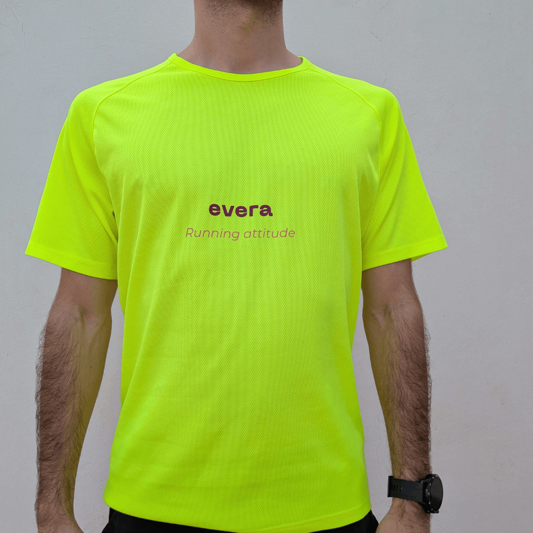 Camiseta runner amarilla "Hotter-Faster". Camiseta técnica para correr.