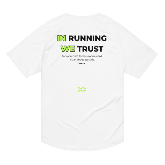 Camiseta running Evera de color blanco para correr. Camiseta técnica runner con inscripción "In running we trust"