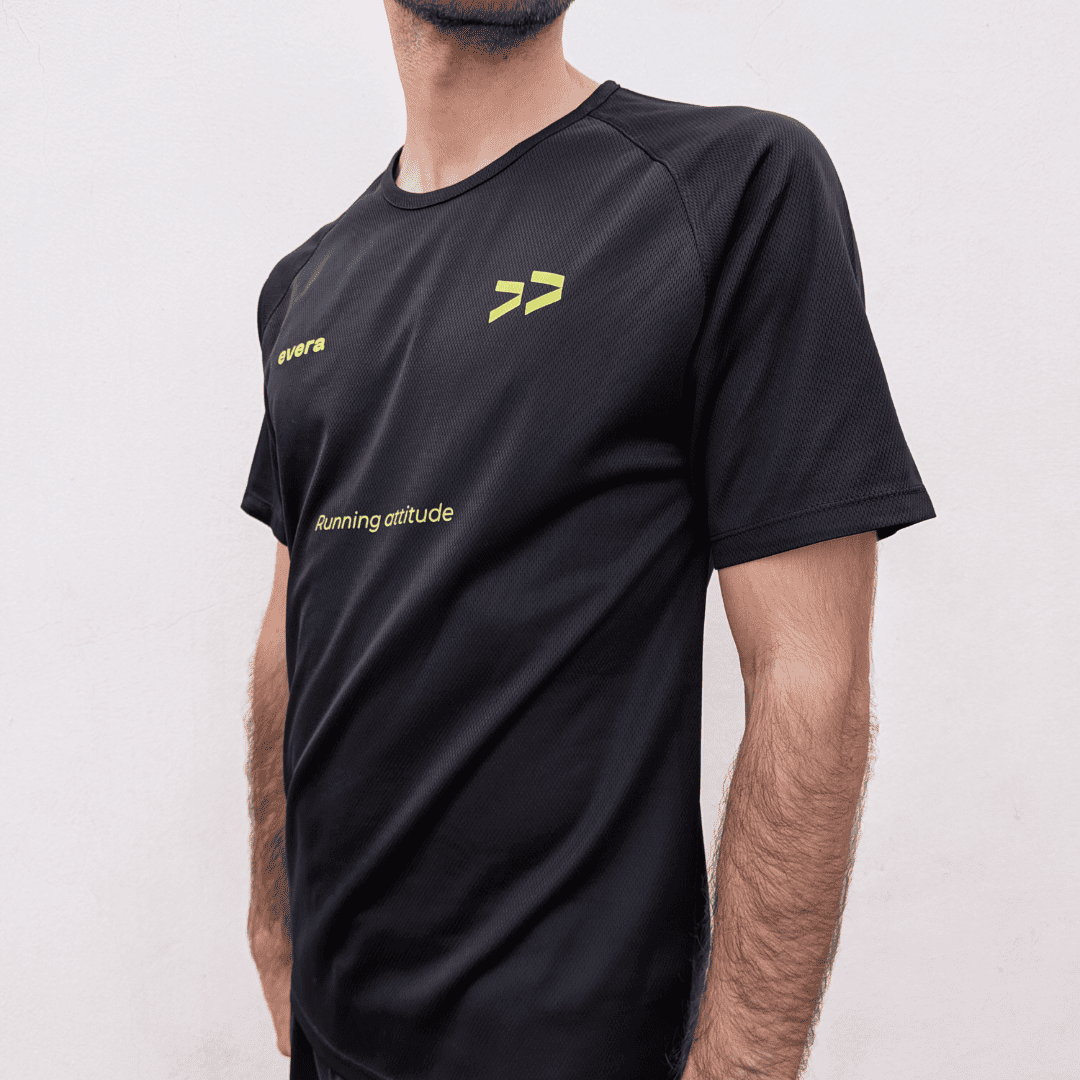 Camiseta running negra para hombre. Camiseta para correr. Camiseta técnica runner. Camisetas running hombre.