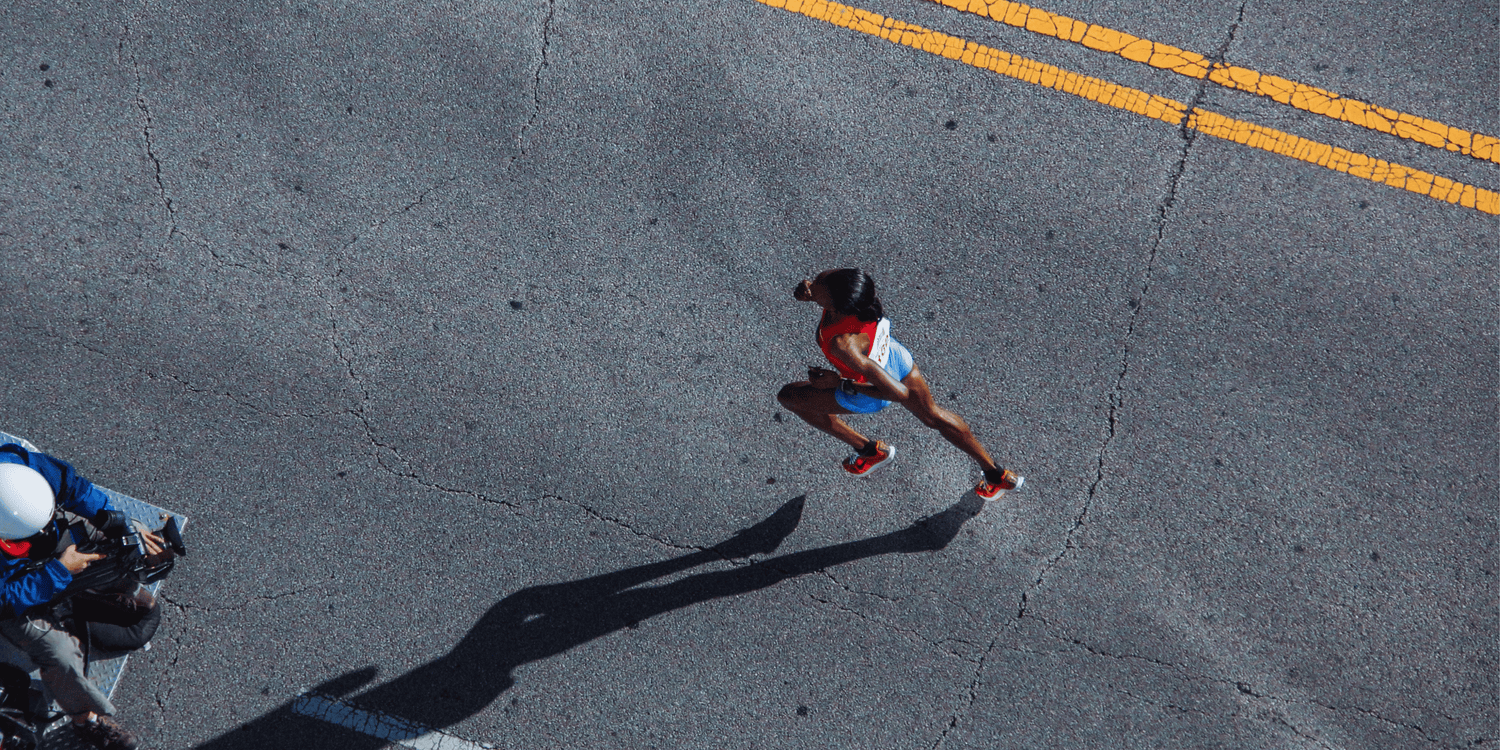 Mujer haciendo running con camiseta de running. Camiseta técnica para correr mujer. Camisetas runner.