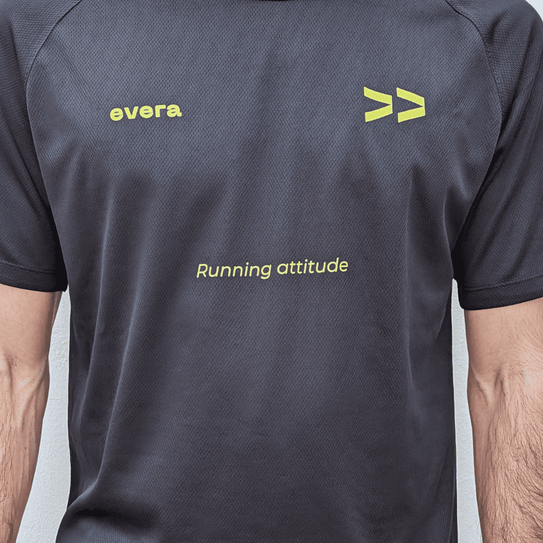 Camiseta running negra para hombre y mujer de Evera.