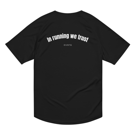 Confía en tu zancada con la camiseta running “In Running We Trust”. Diseño técnico, cómodo y con actitud. Ideal para corredores exigentes.