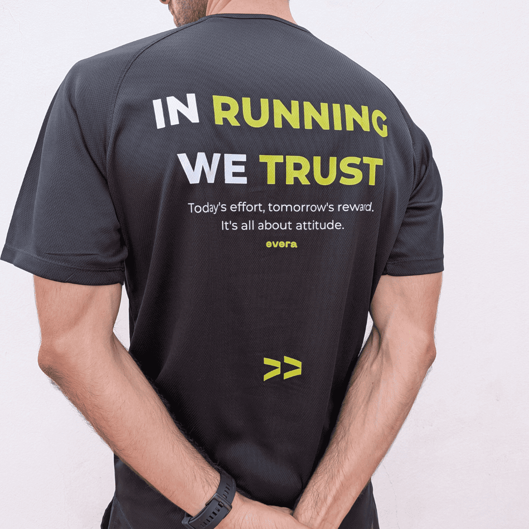 Camiseta running negra para hombre y mujer de Evera. Camiseta técnica runner.