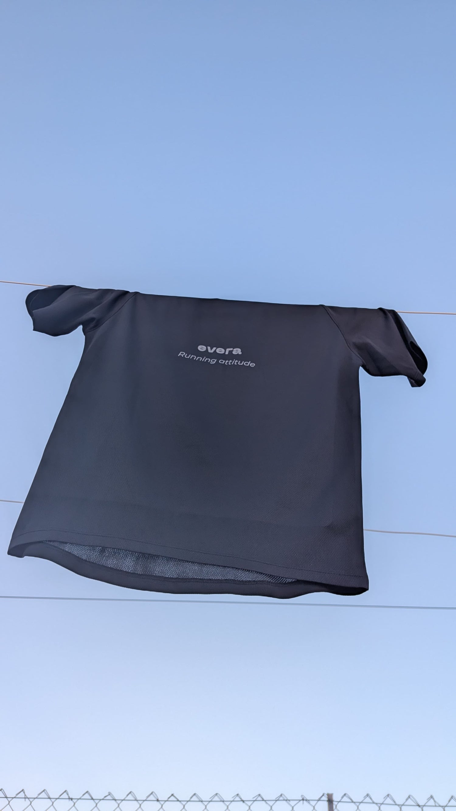 Camiseta para correr de color negro de Evera Running. Camiseta deportiva para runners.