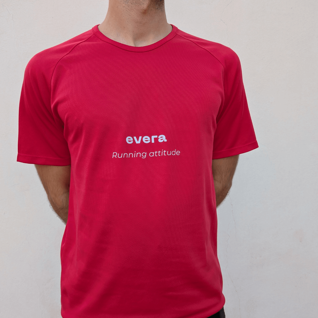 Camiseta trail running roja "Not lost, just exploring". Camiseta técnica trail running.