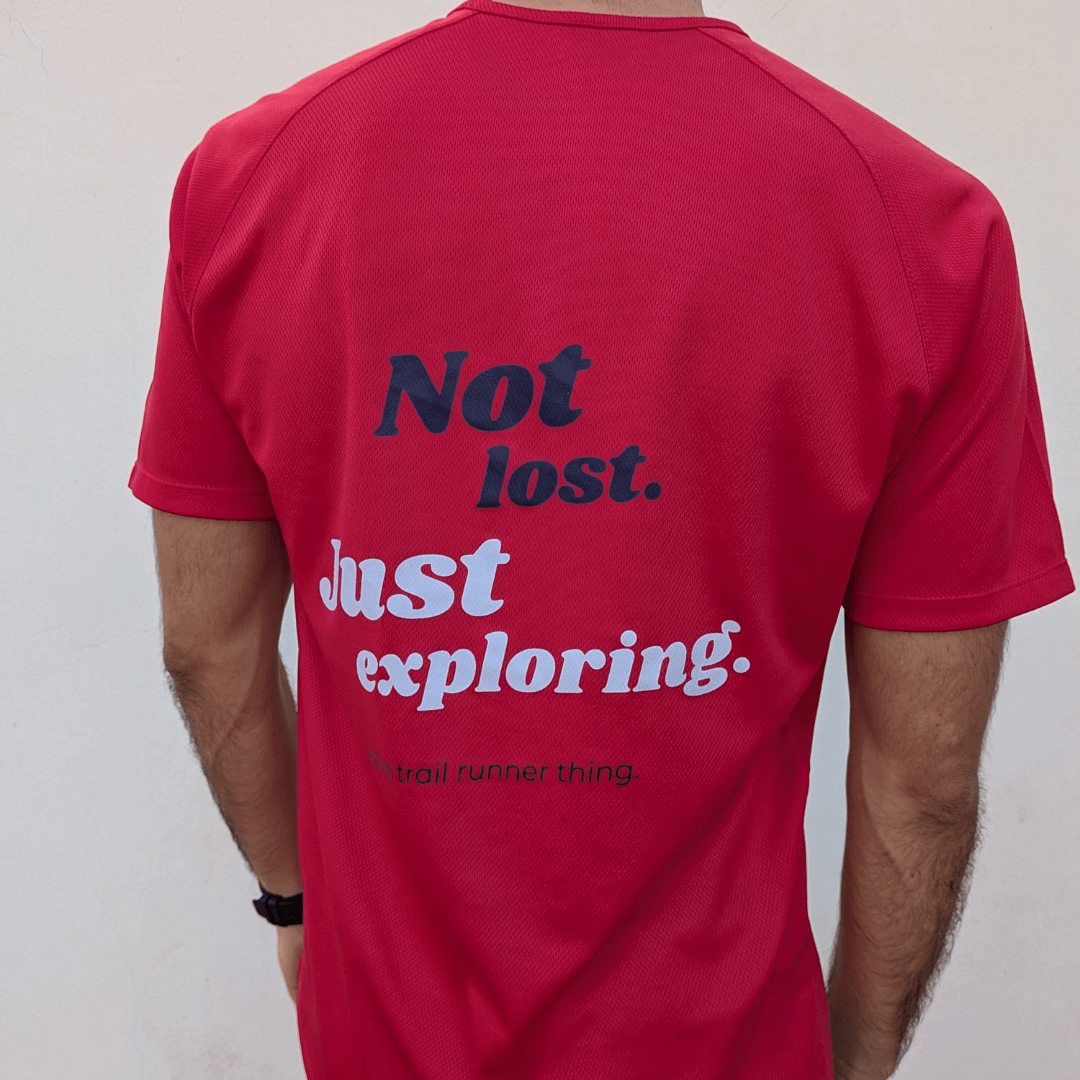 Camiseta trail running roja "Not lost, just exploring". Camiseta técnica trail running.