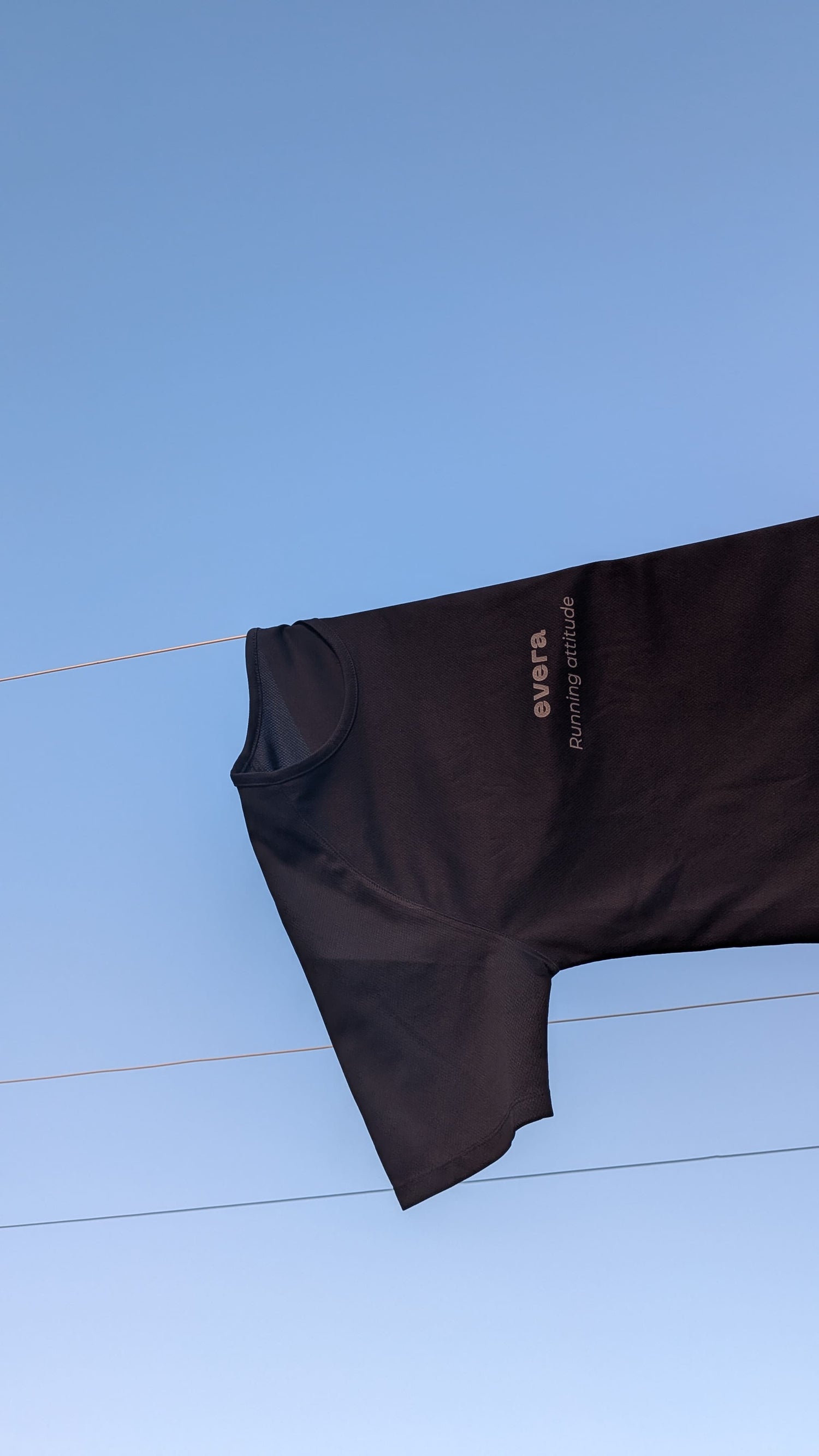 Camisetas de color negro para correr de Evera Running. Camiseta deportiva para runner.
