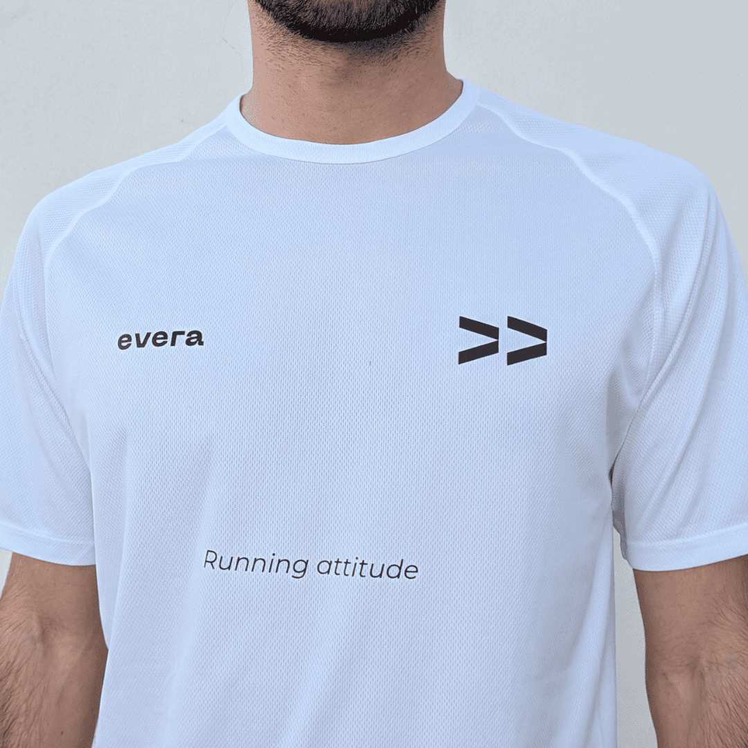 Camiseta running blanca Evera Running con diseño In Running We Trust para correr.