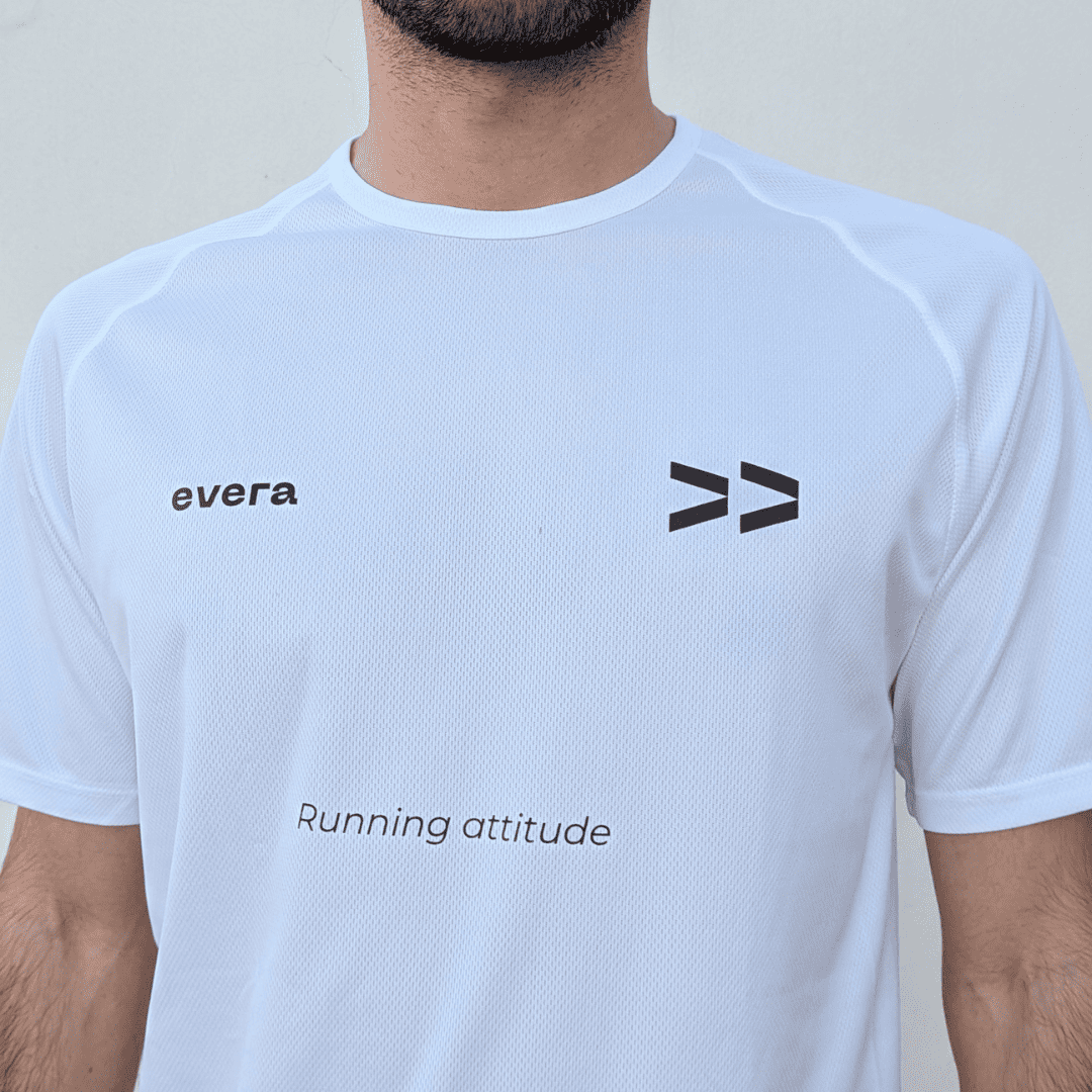 Camiseta de running blanca Evera Running con diseño In Running We Trust para entrenamientos.