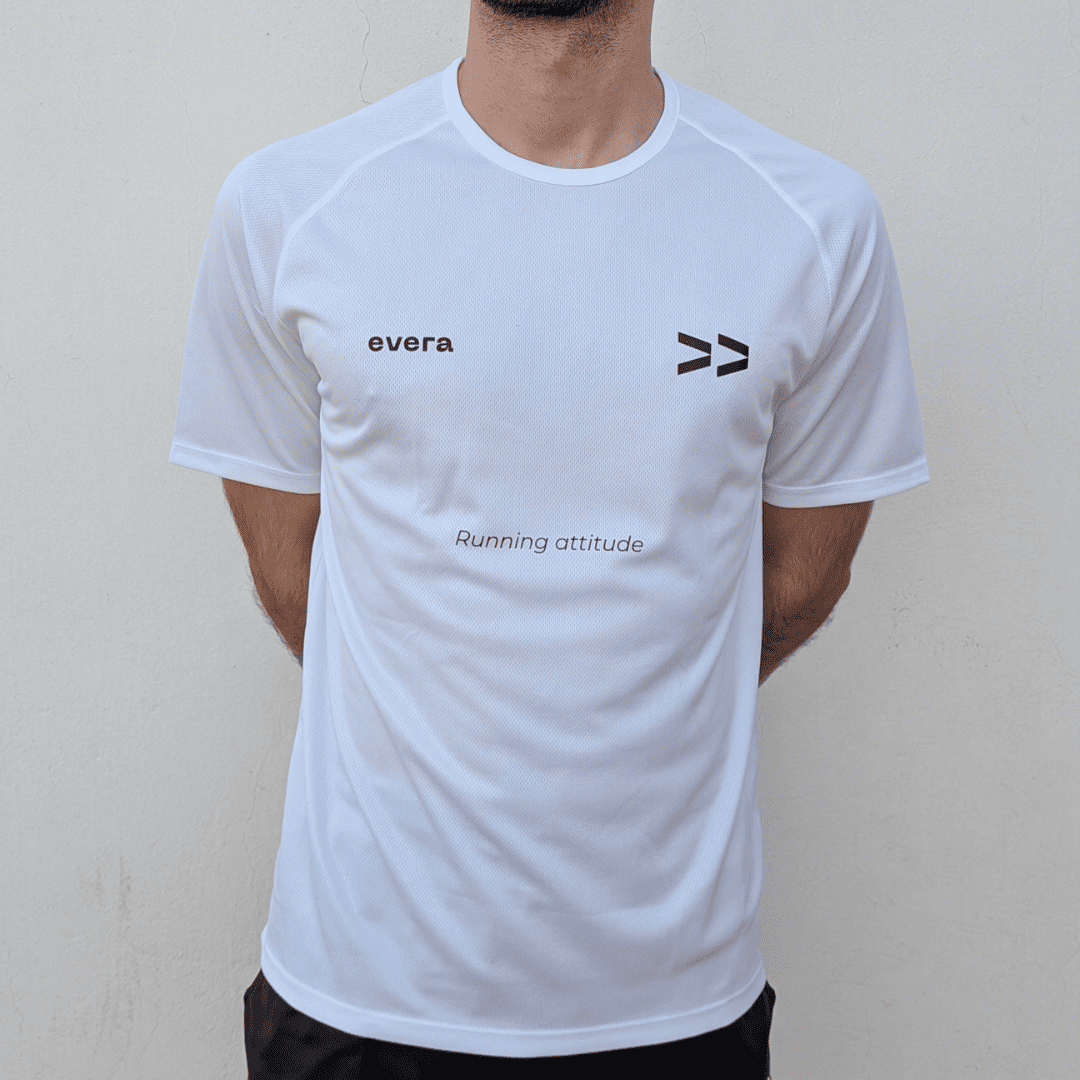 Ropa deportiva Evera Running con camiseta tecnica blanca y mensaje In Running We Trust.