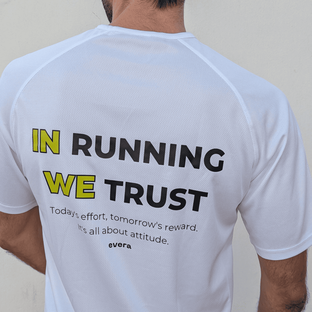 Camiseta de running Evera blanca perfecta para corredores que buscan comodidad y estilo.
