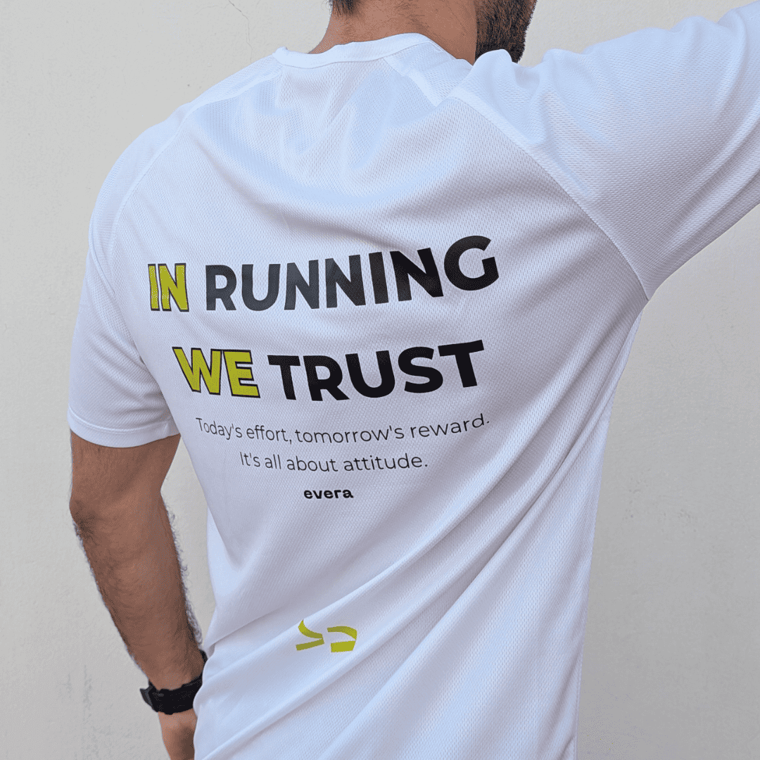 Camiseta running blanca de Evera Running con frase In Running We Trust para hombre y mujer.