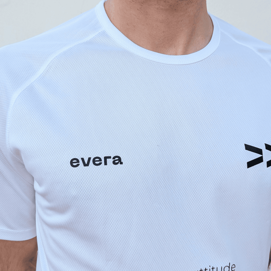 Camiseta running hombre blanca de Evera con estilo tecnico ideal para sesiones intensas.